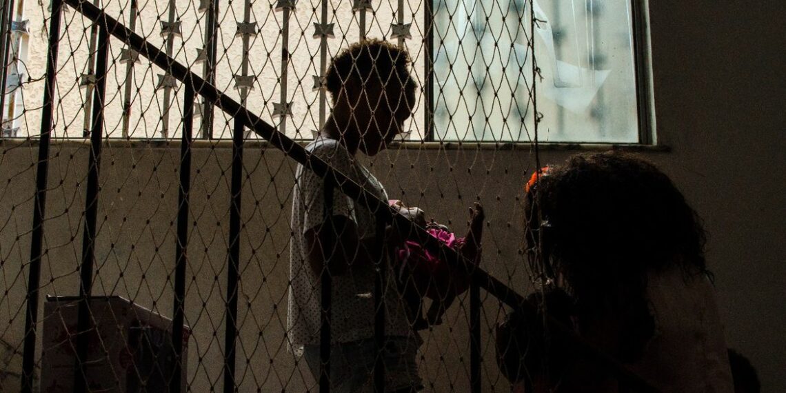 Pesquisa mostra situação crítica em abrigos do Rio: crianças e adolescentes enfrentam falta de higiene, roupas, medicamentos e apoio psicológico.