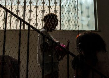 Pesquisa mostra situação crítica em abrigos do Rio: crianças e adolescentes enfrentam falta de higiene, roupas, medicamentos e apoio psicológico.