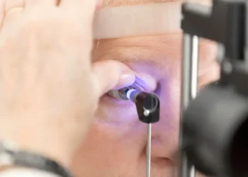 O Ministério da Saúde articula parceria com entidades médicas para padronizar cirurgias de controle do tracoma, com foco na triquíase tracomatosa, que ainda afeta comunidades indígenas no Brasil.