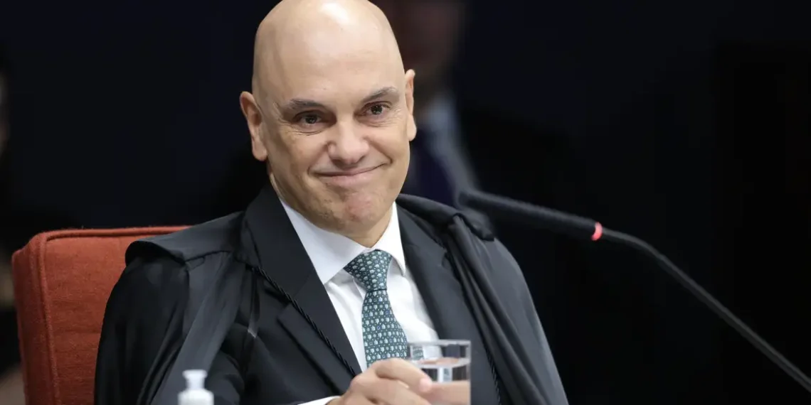 O ministro Alexandre de Moraes iniciou o julgamento de Jair Bolsonaro e aliados por tentativa de golpe de Estado, ressaltando imparcialidade, soberania nacional e respeito ao devido processo legal.