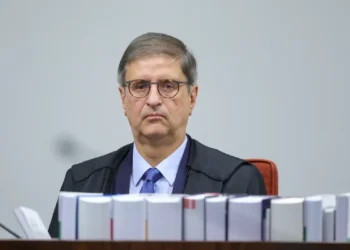 O procurador-geral da República, Paulo Gonet, afirmou que documentos e testemunhos comprovam que Jair Bolsonaro liderou tentativa de golpe de Estado em 2022. Julgamento pode resultar em penas superiores a 40 anos.