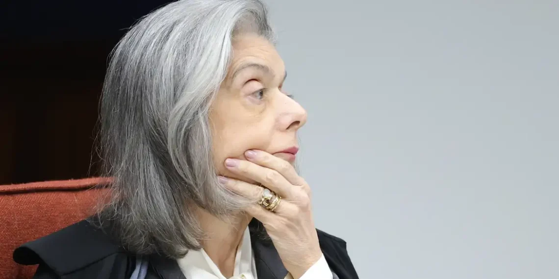 A ministra Cármen Lúcia corrigiu o advogado de Alexandre Ramagem no STF, ressaltando que voto impresso e auditável não são sinônimos e que as urnas já são auditáveis desde 1996.