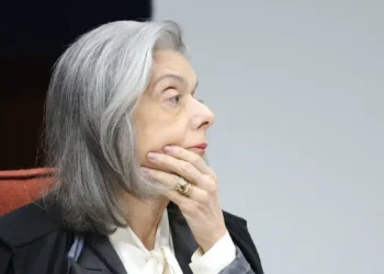 A ministra Cármen Lúcia corrigiu o advogado de Alexandre Ramagem no STF, ressaltando que voto impresso e auditável não são sinônimos e que as urnas já são auditáveis desde 1996.