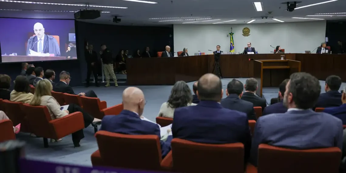 STF retoma julgamento de Jair Bolsonaro e aliados nesta terça (9). Réus podem ser condenados a mais de 30 anos por participação em trama golpista.