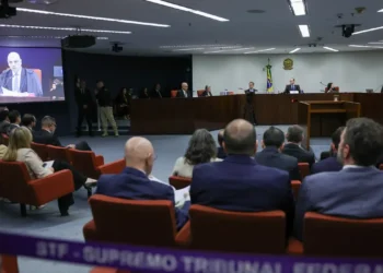 STF retoma julgamento de Jair Bolsonaro e aliados nesta terça (9). Réus podem ser condenados a mais de 30 anos por participação em trama golpista.