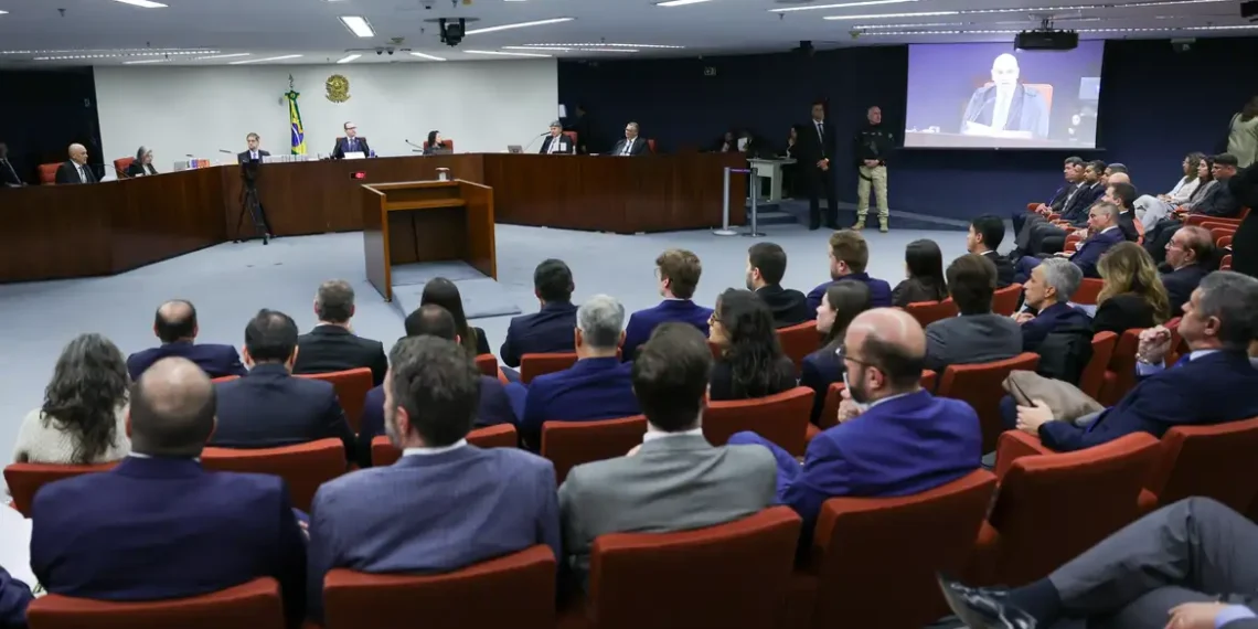STF suspendeu julgamento de Bolsonaro e sete aliados acusados de tentativa de golpe. Sessão será retomada nesta quarta (3), com sustentações das defesas.
