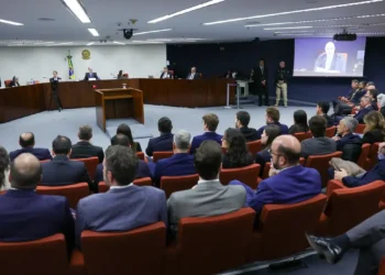 STF suspendeu julgamento de Bolsonaro e sete aliados acusados de tentativa de golpe. Sessão será retomada nesta quarta (3), com sustentações das defesas.