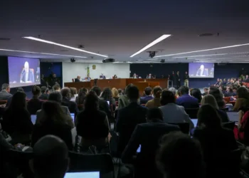 Durante julgamento no STF, defesa do general Augusto Heleno afirma que ele se afastou de Bolsonaro no fim do mandato e nega participação na trama golpista de 2022, destacando agenda particular como prova.