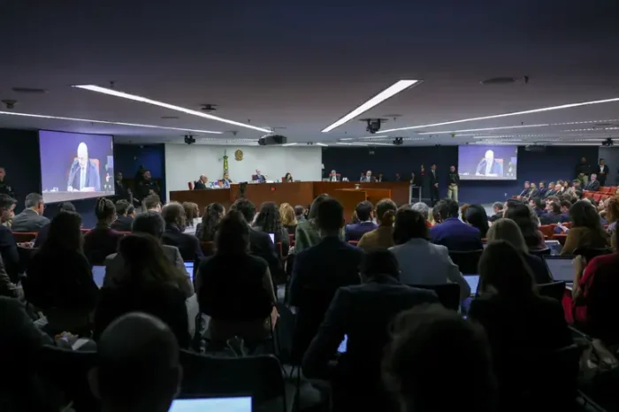 Durante julgamento no STF, defesa do general Augusto Heleno afirma que ele se afastou de Bolsonaro no fim do mandato e nega participação na trama golpista de 2022, destacando agenda particular como prova.