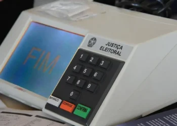 O presidente Lula sancionou, com vetos, a lei que reduz o prazo de inelegibilidade da Ficha Limpa para 8 anos. Medida limita efeitos em condenações múltiplas e mantém regra mais rígida para crimes graves.