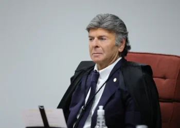 O STF retoma nesta quarta (10) o julgamento de Jair Bolsonaro e aliados pela trama golpista de 2022. Placar está 2 a 0 pela condenação, e penas podem chegar a 30 anos de prisão.