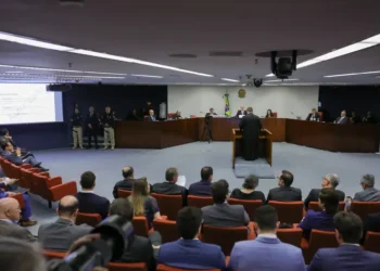 STF suspende julgamento de Jair Bolsonaro e sete réus acusados de tentativa de golpe de Estado. Julgamento será retomado no dia 9 de setembro e pode render penas acima de 30 anos.