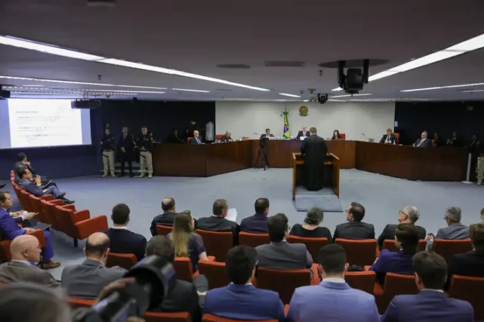 STF suspende julgamento de Jair Bolsonaro e sete réus acusados de tentativa de golpe de Estado. Julgamento será retomado no dia 9 de setembro e pode render penas acima de 30 anos.