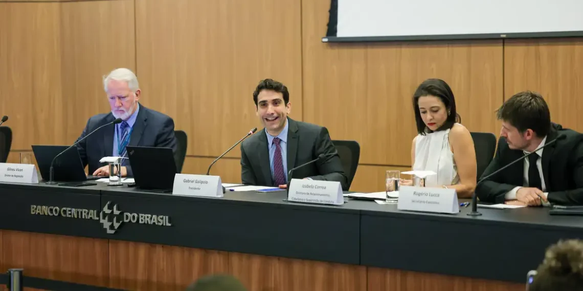 Banco Central impõe limite de R$ 15 mil em transferências via Pix e TED para fintechs não autorizadas, antecipa prazo para regularização e exige capital mínimo de R$ 15 milhões para prestadores de tecnologia.