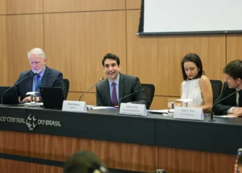 Banco Central impõe limite de R$ 15 mil em transferências via Pix e TED para fintechs não autorizadas, antecipa prazo para regularização e exige capital mínimo de R$ 15 milhões para prestadores de tecnologia.