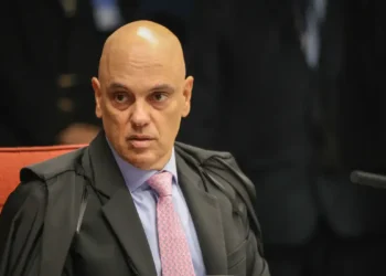 Alexandre de Moraes afirmou que a tentativa de golpe para manter Jair Bolsonaro no poder está comprovada. Segundo o ministro, o ex-presidente foi o líder da organização criminosa e iniciou os atos em 2021.