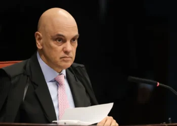 Alexandre de Moraes votou pela manutenção da delação premiada de Mauro Cid no julgamento da trama golpista ligada a Jair Bolsonaro. Ministro afirmou que argumentos das defesas beiram má-fé e que omissões não anulam a colaboração.
