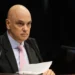 Alexandre de Moraes votou pela manutenção da delação premiada de Mauro Cid no julgamento da trama golpista ligada a Jair Bolsonaro. Ministro afirmou que argumentos das defesas beiram má-fé e que omissões não anulam a colaboração.