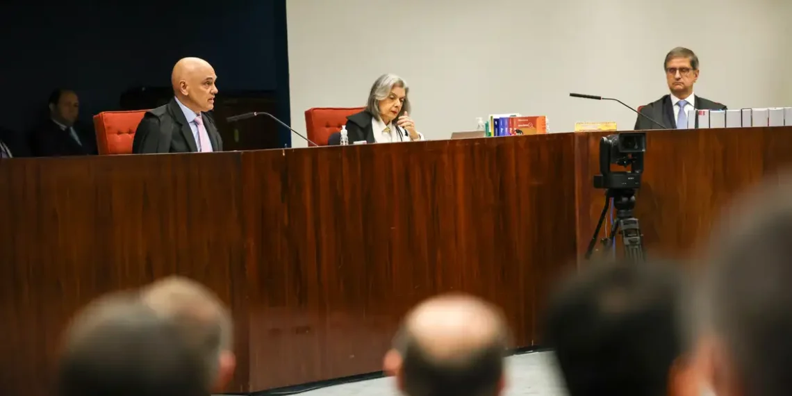 Alexandre de Moraes apresentou 13 atos que embasam a denúncia contra Jair Bolsonaro e aliados por tentativa de golpe de Estado. STF retoma julgamento que pode levar à condenação do ex-presidente.