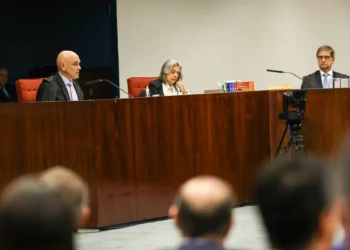 Alexandre de Moraes apresentou 13 atos que embasam a denúncia contra Jair Bolsonaro e aliados por tentativa de golpe de Estado. STF retoma julgamento que pode levar à condenação do ex-presidente.