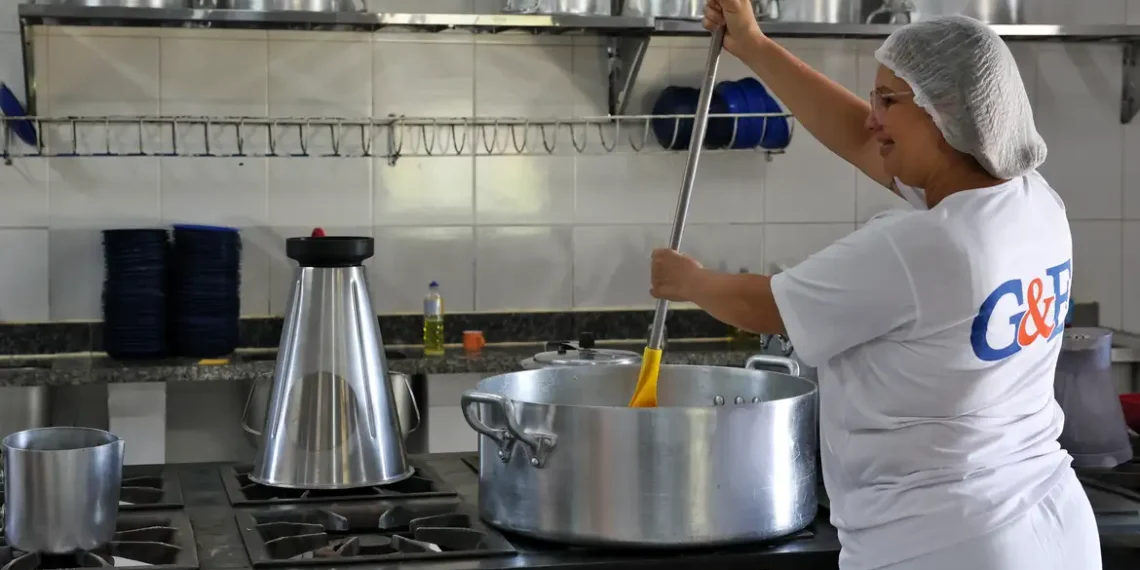 O governador do Ceará sancionou lei que proíbe alimentos ultraprocessados na merenda escolar. A medida será aplicada de forma gradual até 2027 em escolas públicas e privadas.