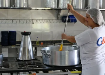 O governador do Ceará sancionou lei que proíbe alimentos ultraprocessados na merenda escolar. A medida será aplicada de forma gradual até 2027 em escolas públicas e privadas.