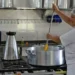 O governador do Ceará sancionou lei que proíbe alimentos ultraprocessados na merenda escolar. A medida será aplicada de forma gradual até 2027 em escolas públicas e privadas.