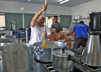 PNAE perdeu 8,8% do poder de compra desde 2023. Programa atende 40 milhões de alunos, mas repasse diário de R$ 0,50 por estudante do fundamental e médio não acompanha a inflação dos alimentos.