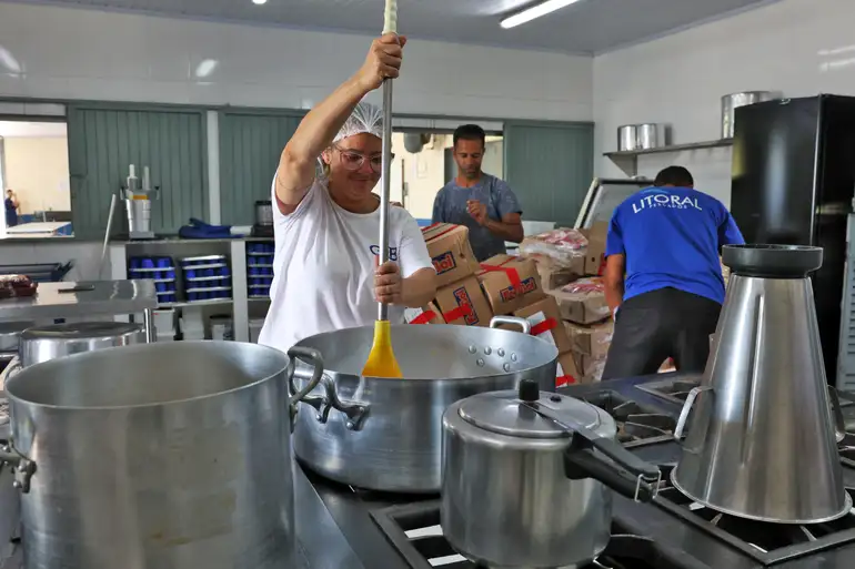 PNAE perdeu 8,8% do poder de compra desde 2023. Programa atende 40 milhões de alunos, mas repasse diário de R$ 0,50 por estudante do fundamental e médio não acompanha a inflação dos alimentos.