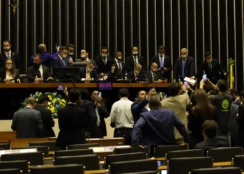 Corregedoria da Câmara recomenda suspensão de 3 deputados e censura escrita para 14 parlamentares da oposição envolvidos em motim no plenário em agosto de 2025.