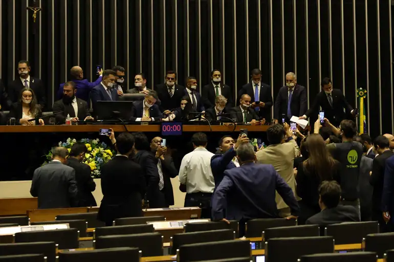 Corregedoria da Câmara recomenda suspensão de 3 deputados e censura escrita para 14 parlamentares da oposição envolvidos em motim no plenário em agosto de 2025.