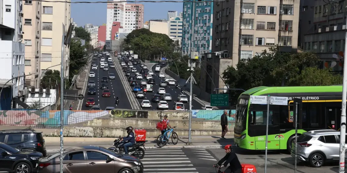 Dados do Renaest apontam 453 mil acidentes de trânsito no Brasil em 2025, com 7,4 mil mortes até maio. Especialistas destacam sequelas das vítimas e o impacto no SUS, que já gastou R$ 3,8 bilhões em 10 anos.