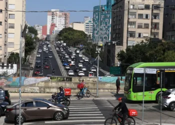 Dados do Renaest apontam 453 mil acidentes de trânsito no Brasil em 2025, com 7,4 mil mortes até maio. Especialistas destacam sequelas das vítimas e o impacto no SUS, que já gastou R$ 3,8 bilhões em 10 anos.