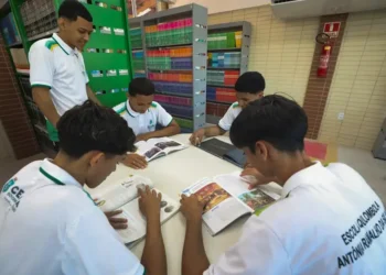 Estudo do MEC com 2,3 milhões de alunos mostra que menos de 40% valorizam os professores e que estudantes mais velhos têm visão menos positiva da escola. Pesquisa deve subsidiar a criação da primeira política nacional para os anos finais do ensino fundamental.