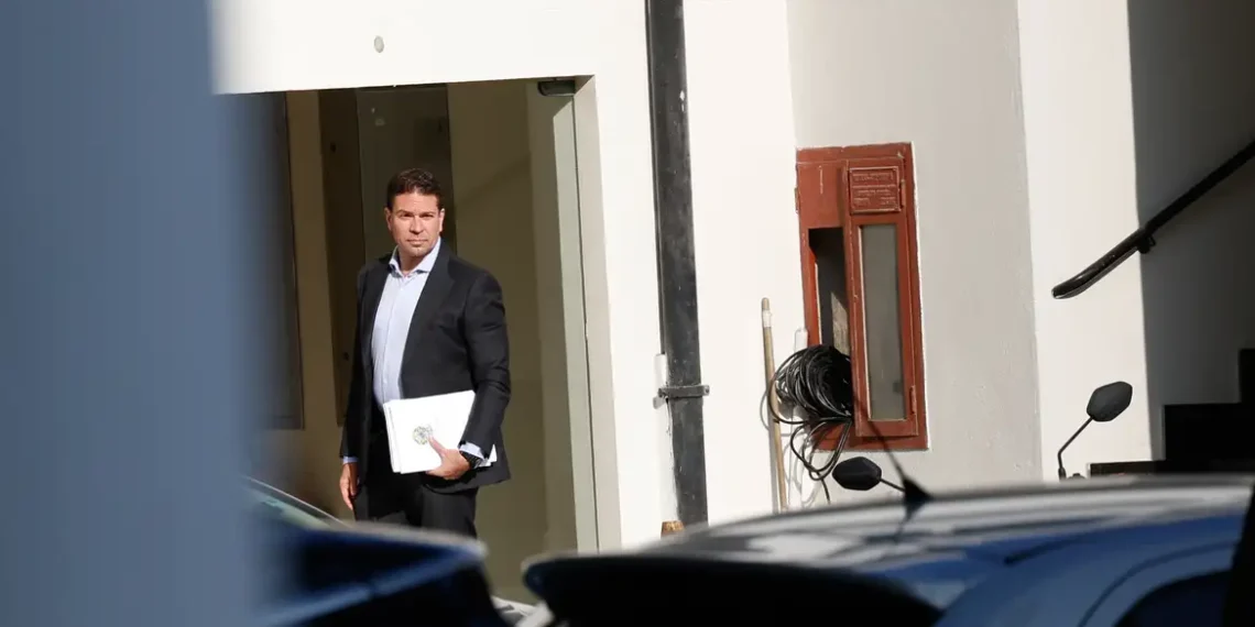 O ministro Luiz Fux, do STF, votou pela suspensão total da ação penal contra Alexandre Ramagem, beneficiando o deputado federal em caso ligado à trama golpista de 2022. Julgamento com Bolsonaro e outros réus segue na Primeira Turma.