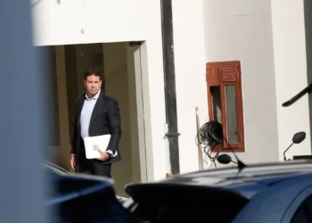 O ministro Luiz Fux, do STF, votou pela suspensão total da ação penal contra Alexandre Ramagem, beneficiando o deputado federal em caso ligado à trama golpista de 2022. Julgamento com Bolsonaro e outros réus segue na Primeira Turma.