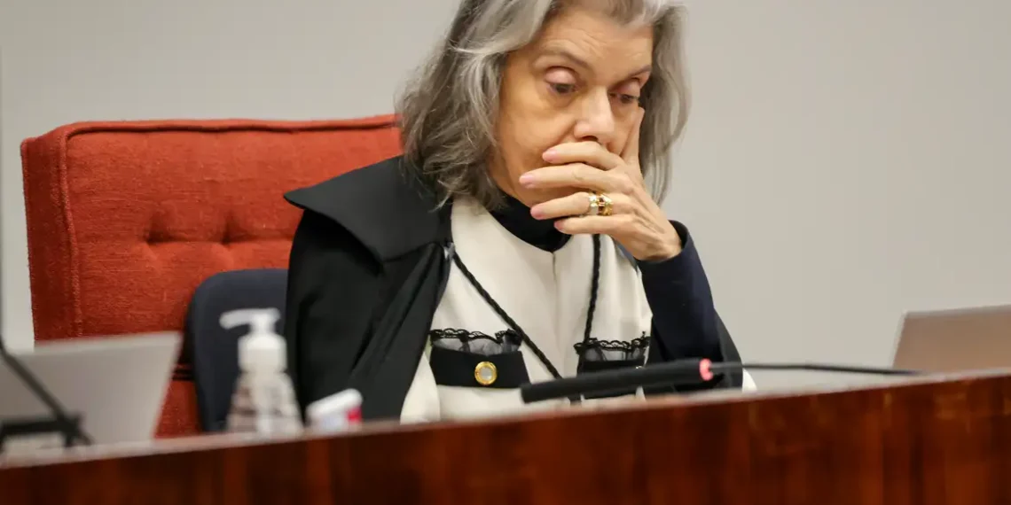 STF retoma julgamento de Jair Bolsonaro e aliados acusados de tentativa de golpe de Estado. Placar parcial está em 2 a 1 pela condenação. Saiba os detalhes.
