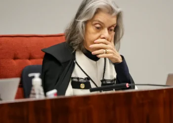 STF retoma julgamento de Jair Bolsonaro e aliados acusados de tentativa de golpe de Estado. Placar parcial está em 2 a 1 pela condenação. Saiba os detalhes.