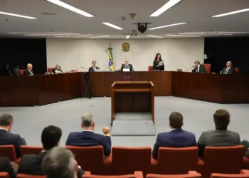 A Primeira Turma do STF retomou o julgamento de Jair Bolsonaro e sete aliados pela trama golpista. Ministra Cármen Lúcia deve definir a maioria e penas podem chegar a 30 anos.