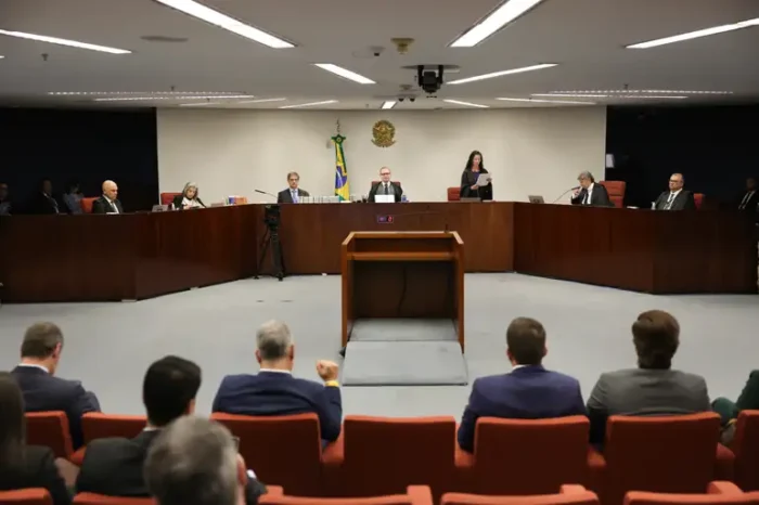 A Primeira Turma do STF retomou o julgamento de Jair Bolsonaro e sete aliados pela trama golpista. Ministra Cármen Lúcia deve definir a maioria e penas podem chegar a 30 anos.