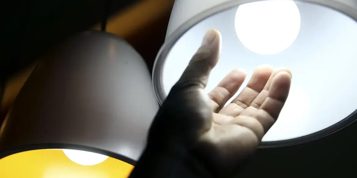 Conta de luz será gratuita para famílias de baixa renda que consomem até 80 kWh por mês. Medida aprovada pelo Congresso vai à sanção presidencial e deve beneficiar 60 milhões de brasileiros.