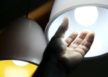 Conta de luz será gratuita para famílias de baixa renda que consomem até 80 kWh por mês. Medida aprovada pelo Congresso vai à sanção presidencial e deve beneficiar 60 milhões de brasileiros.