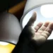 Conta de luz será gratuita para famílias de baixa renda que consomem até 80 kWh por mês. Medida aprovada pelo Congresso vai à sanção presidencial e deve beneficiar 60 milhões de brasileiros.