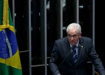 A CCJ do Senado pauta para quarta-feira (24) a PEC da Blindagem, que exige autorização prévia para processar parlamentares. Relatores e bancada do MDB se posicionam contra, citando risco à transparência e à democracia.