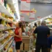 Boletim Focus aponta redução da inflação oficial do Brasil para 4,85% em 2025 e mantém projeção da taxa Selic em 15% ao ano; expectativa é de desaceleração gradual da economia.