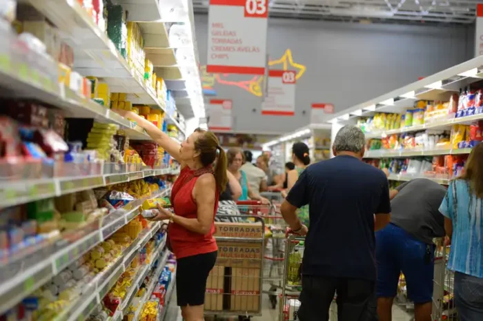 Boletim Focus aponta redução da inflação oficial do Brasil para 4,85% em 2025 e mantém projeção da taxa Selic em 15% ao ano; expectativa é de desaceleração gradual da economia.