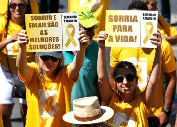 Dados da Sociedade Brasileira de Pediatria revelam que, a cada 10 minutos, um caso de autoagressão entre adolescentes é registrado no Brasil. Estudo aponta mais de 3,8 mil internações e cerca de mil mortes por suicídio ao ano.