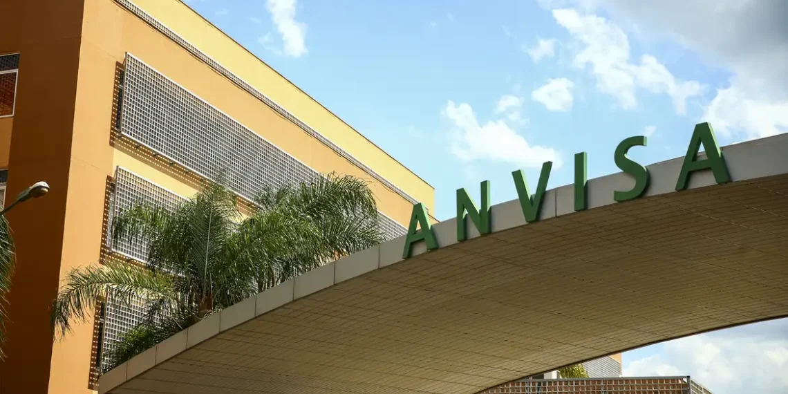 A Anvisa proibiu a venda de medidores de glicose sem agulha, como o Glucomax, que não possuem registro sanitário nem eficácia comprovada. Saiba os riscos para a saúde.