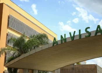 A Anvisa proibiu a venda de medidores de glicose sem agulha, como o Glucomax, que não possuem registro sanitário nem eficácia comprovada. Saiba os riscos para a saúde.