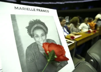 Tribunal de Justiça do Rio determinou que a rede X entregue registros de IP de usuários que repostaram publicações ofensivas contra Marielle Franco. Multa por descumprimento é de R$ 50 mil.